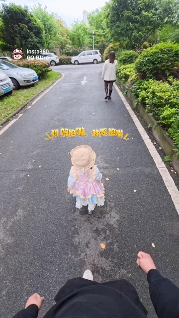 老登的视角下，妈妈也是小土豆的事瞒不住啦😭#日常遛娃系列#大嗓门宝宝#小樱桃👧🏻 #爸爸带娃