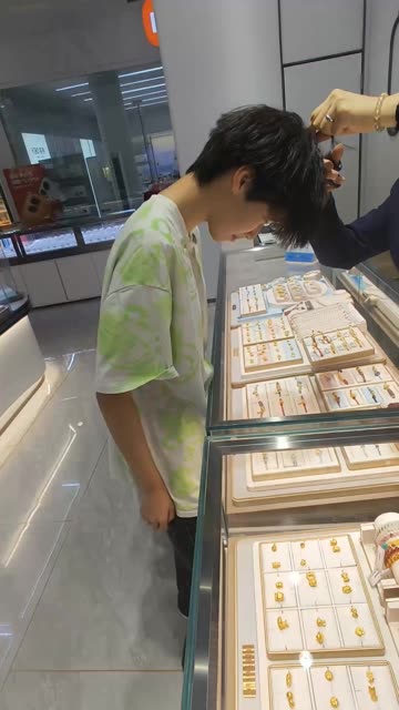 一缕青丝一缕魂 锦绳系发送爱人 一缕青丝为妻剪 望妻不负心上人 @南郁．Lceberg #青丝手链