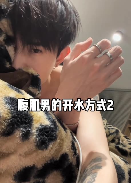 宝宝别去关注那些大网红了，都不会回，不像我挨个挨个的回你们（列表里多了个帅哥不香嘛） #拍照姿势 #提到了你 #快手乡村超级碗